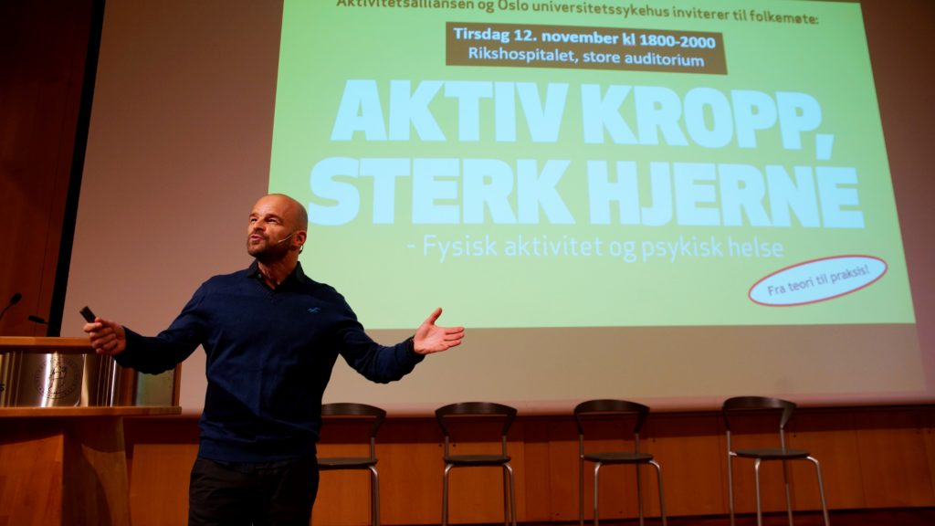 Anders Hall Grøterud, daglig leder i Aktivitetsalliansen, ledet folkemøtet på Rikshospitalet. Foto: Lars Erik Mørk