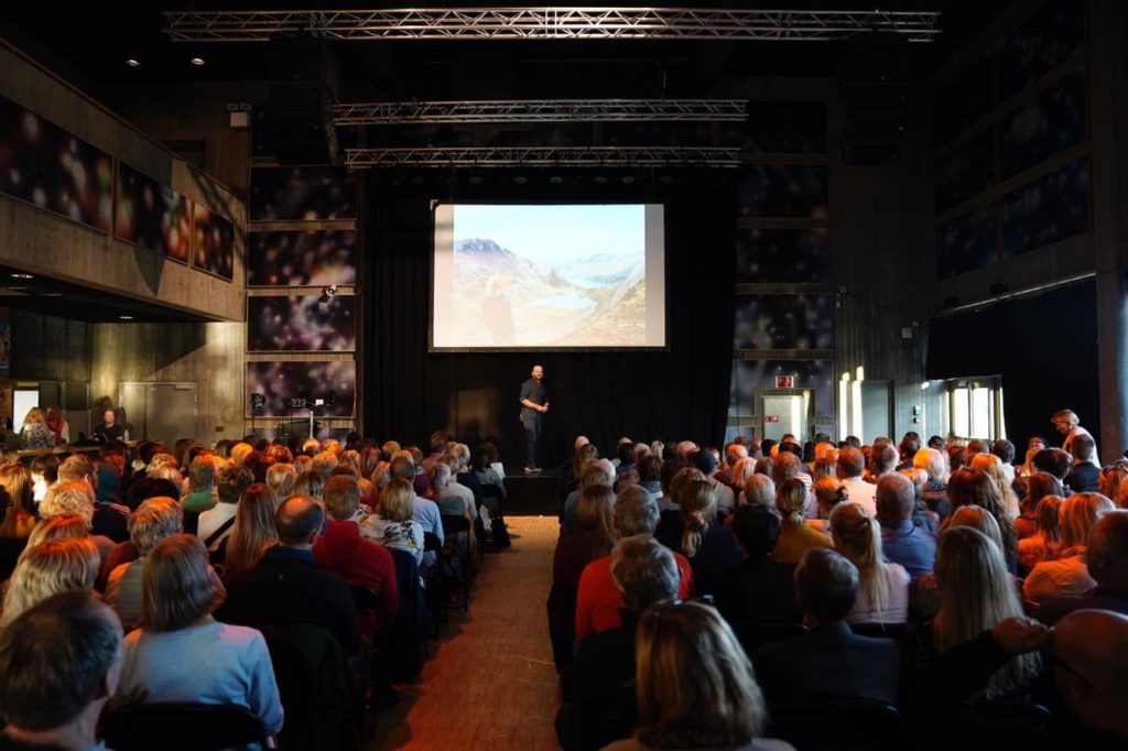 Anders Hall Grøterud på scenen i Notodden. 