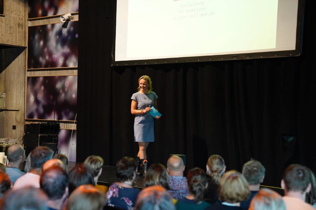 Journalist Sigri Sandberg på scenen. 